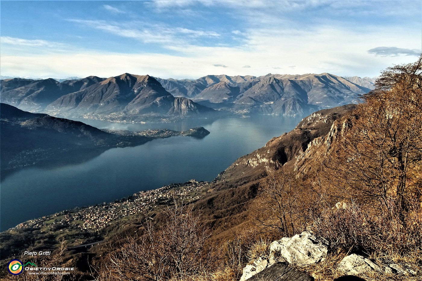 63 Panorama sul Lago di Como con la penisola di Bellagio .JPG -                                